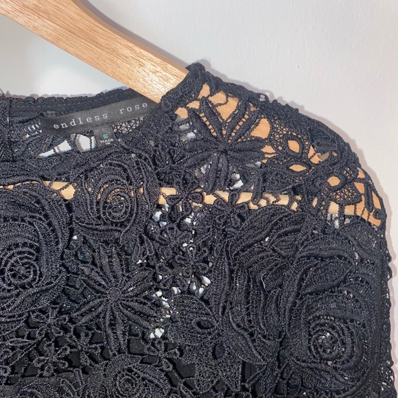 MENDOCINO ENDLESS ROSE - Lace Long Sleeved Crop-Top - Picture 3 of 3